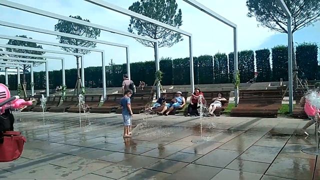 Кто придумал купаться в Фонтанах??? Маша или Полина? Видео для детей