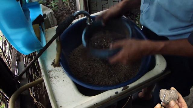 Сею ситом породу и промываю