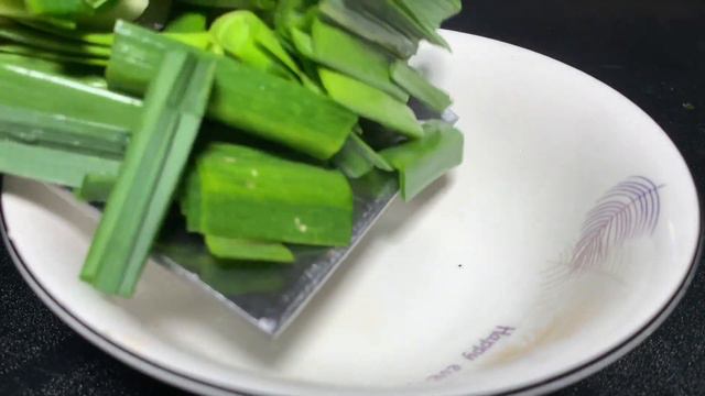 小鯽魚這樣做真的太美味了，香酥可口，下酒又下飯還能當小吃【胡斌哥美食】#鯽魚 #小鯽魚