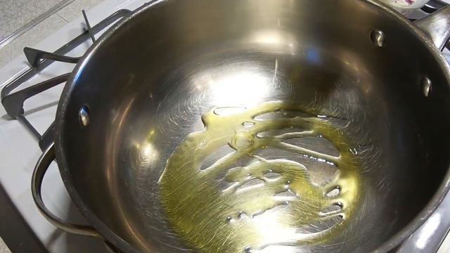 Costillas De Res A Fuego Lento En Asador, Acompañadas Con Salsita De Hongos.