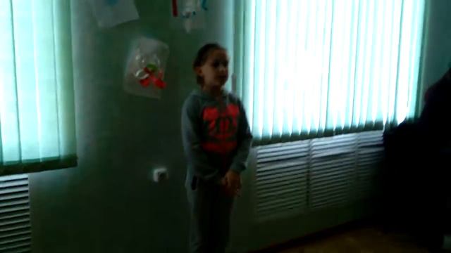 Девочка поёт песню Не уроните шарик