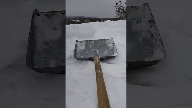 Уборка навеса . Очень много снега...