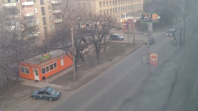 ГАИшник толкает патрульный автомобиль)