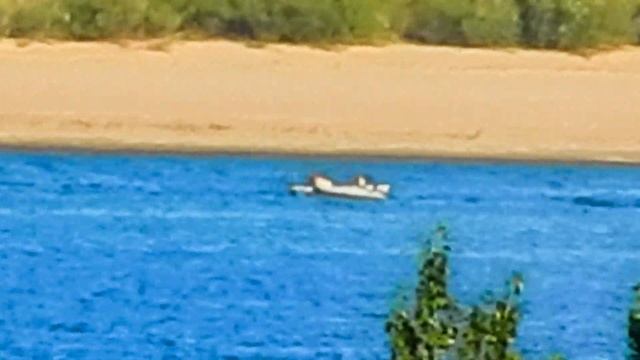 Много катеров плавают по реке Волге пойма реки Мокрая Мечётка Спартановка Волгоград июль 2021 года