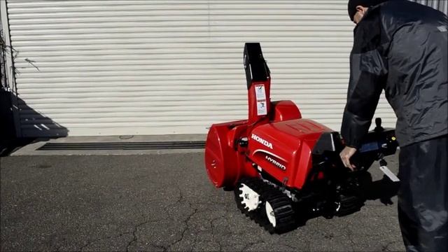 軽いボタン操作でくるり旋回。PLOWで人気のホンダ小型ハイブリッド除雪機HSS1170i