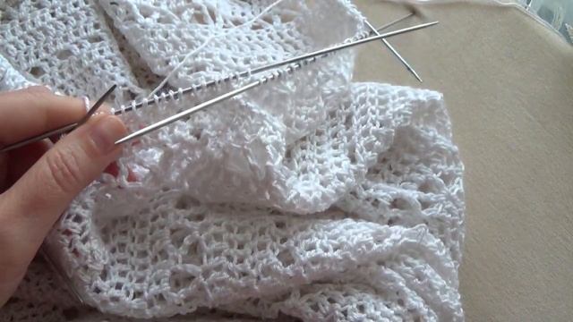 V-обвязка горловины спицами.