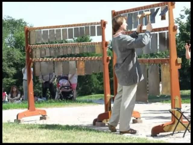 Старинный ударный инструмент било в Коломенском