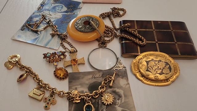 Винтажные украшения  колье броши браслеты открытки.Находки на блошином рынке Франции.