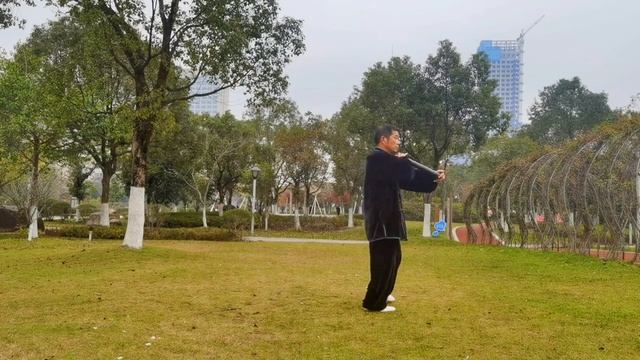 Скомканную жизнь нужно выгладить, чтобы она была качественной. Практика палочки Тай-чи Полон энергии