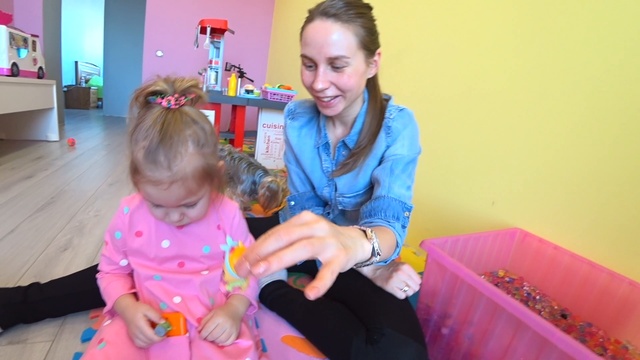 ORBEEZ шарики растущие в воде купаемся в ОРБИЗ СОФИЯ ищет LOL Kinder Surprise куклы ПРИНЦЕССЫ ДИСНЕЙ
