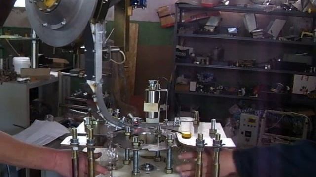 Укупорочный  автомат для ПЭТ-бутылок пробками под хлопок