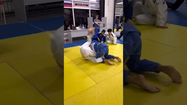 Judo Shime-Waza(техника удушающего приёма) со сбивом правосторонней и разносторонней стойки.ORTUS.K