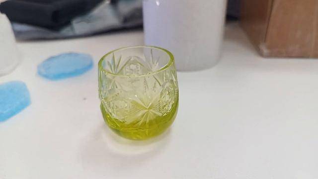 Стопка неваляшка из уранового стекла