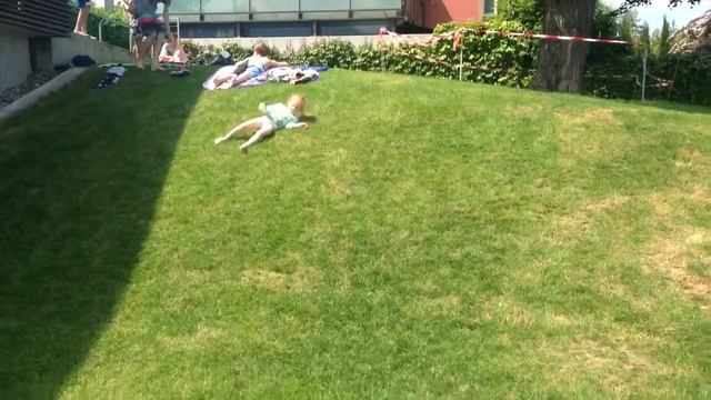 Ева катается по лужайке