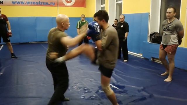 Валерий Крючков. встречная атака при прямом  ударе ногой.
