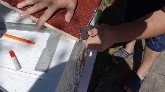 Наждачная тёрка для зашкуривания пенопласта помогает убрать неровности фасада перед базовым слоем