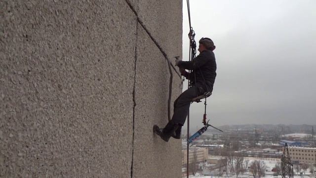 Работа проф. альпиниста на 15 этаже.