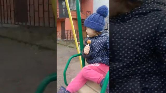 Влада и Марина гуляем. Сегодня тепло