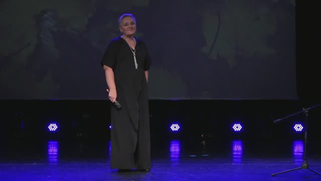 Грустит кленовая