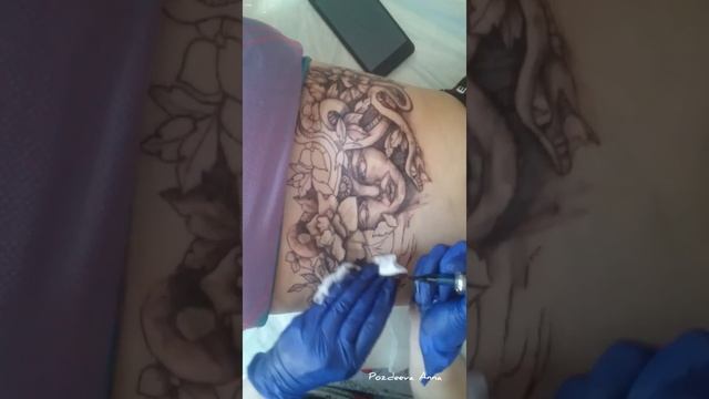 Процесс нанесения татуировки.  Начало работы. Татуировка Горгона в процессе.