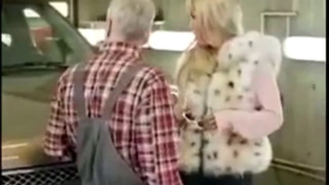 Блондинка и машина