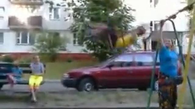 5  летний мальчик спрыгнул  на большой  высоте с качелей