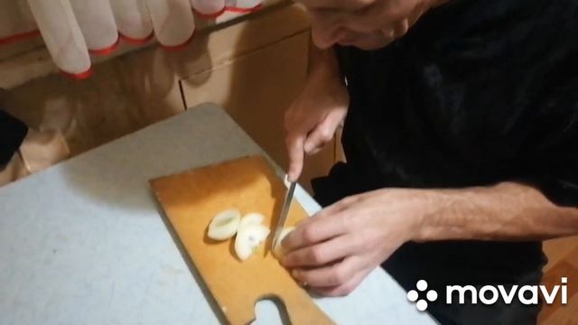 Лева с Коврова приготовил жареную картошку с тушонкой/VEL TV