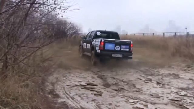 Toyota HiLux - Offroad вытаскивает застрявший Subaru Outback!