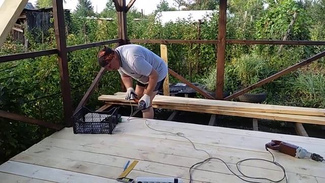 Стелим пол в беседке