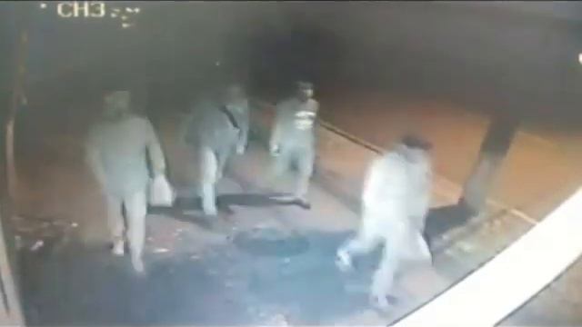 В Кирове трое мужчин ограбили ночью прохожего