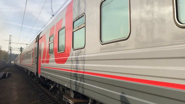 Паровоз Л-2057 с пригородным поездом и тепловоз ТЭП70БС-318 с двухэтажным поездом