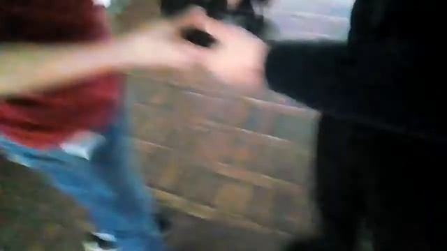 Разбили телефон в хлам в школьной столовой