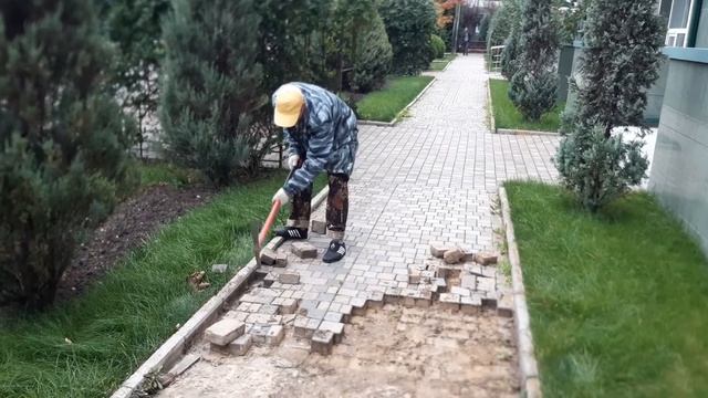 как снимают тротуарную плитку