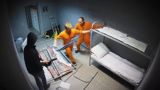 Заключенные громят камеру