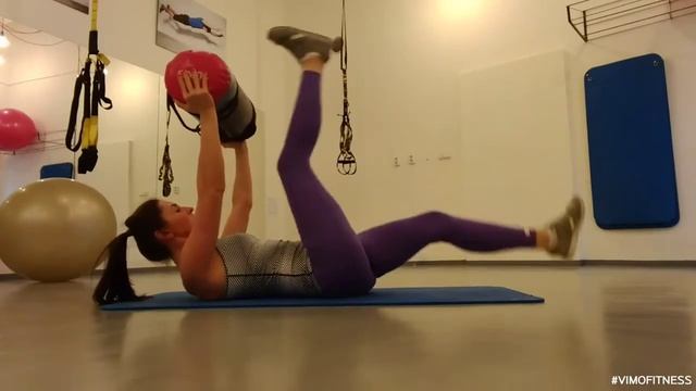 Поочередный подъем прямых ног с мешком на прямых руках