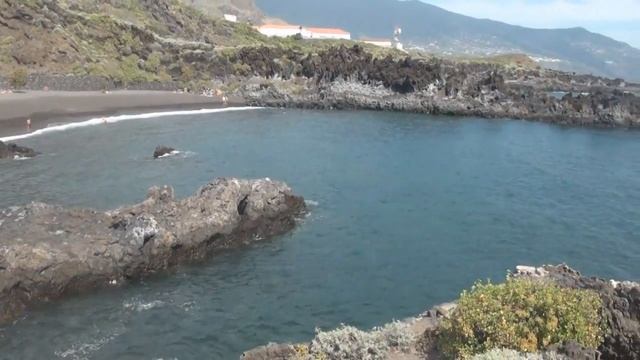 Пляж Лос Канкахос Los Cancajos с черным вулканическим песком остров  Пальма