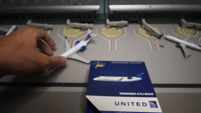 1:200/1:400 United CRJ 200 Double Unboxing