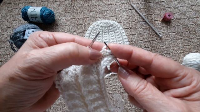 Шапка MILANO с замечательным вертикальным узором на весну.