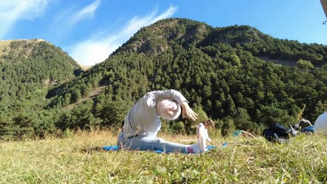 Утренняя йога в горах Дигории By SLAVENEVA