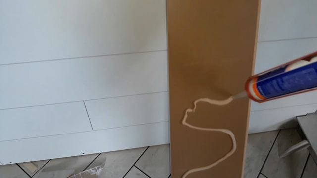 Приклеивание ламината на стены