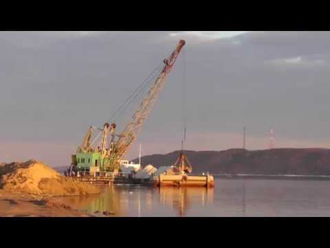 Разгрузка баржи на грузовом причале в Звенигово 19 апреля 2019 года