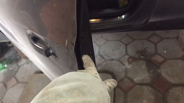 Ремонт дверей: снятие обшивки и замена ручек