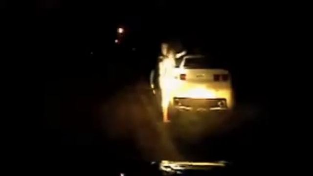 Полицейский несколько раз ударил женщину об машину