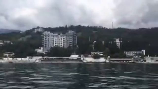 Путешествие по Крыму, прогулка на катамаране по черному морю, панорама Ялты. Крым 2019.
