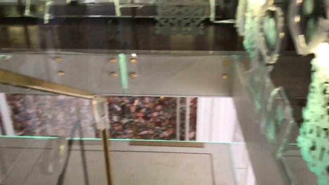 Полировка стеклянной лестницы.mp4