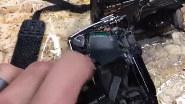 Режем предметы пополам.Дорогую видеокамеру при помощи гидроабразивная резка