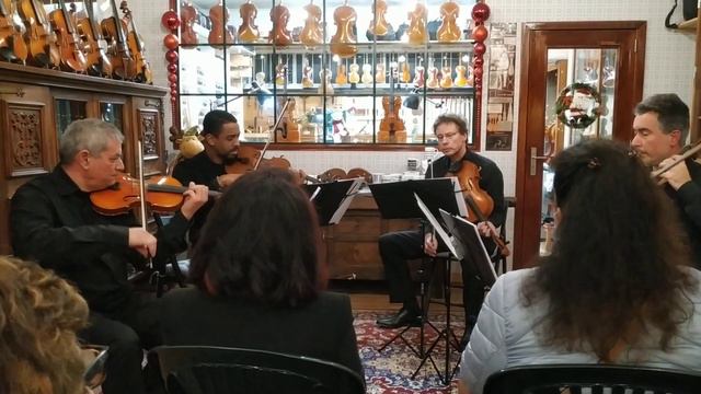 Estreia Do Quarteto De Cordas Portus Cale Ao Vivo N'Oficina De Violinos & Cia. - Luthier & Archetie