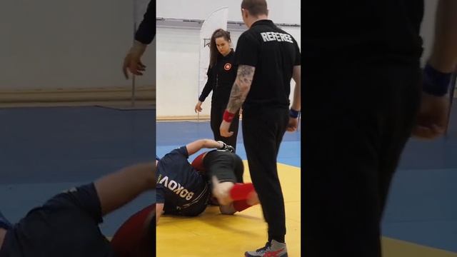 Омоплата - и конец первого поединка. Прием из бразильского джиу джитсу, не часто встречается в ММА?