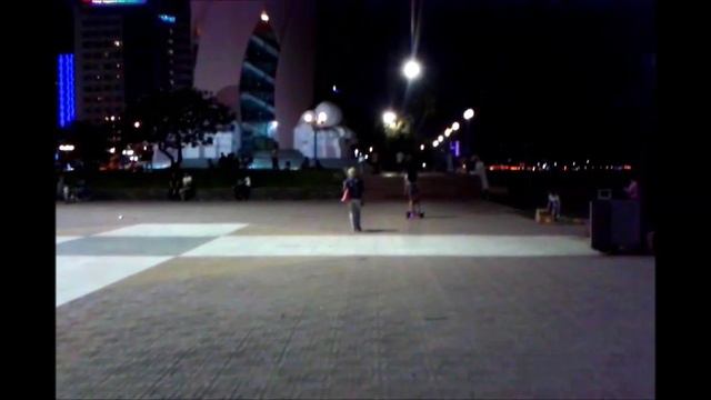 Вьетнам. Нячанг. Блондинка с розовой сумкой гуляет.