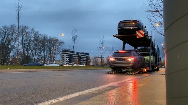 Llegada De Camión Con Un Mercedes E 400D A Europa Automotive